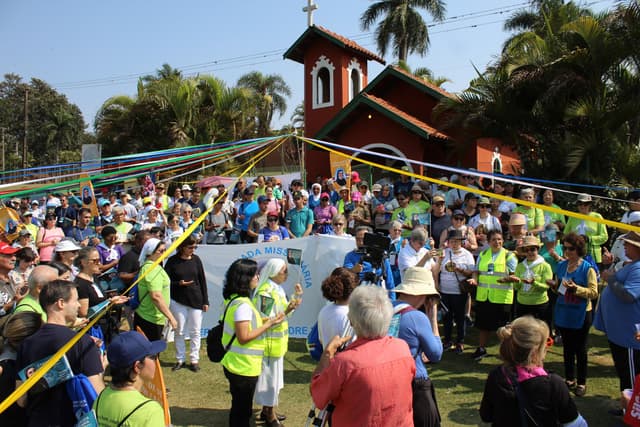 Caminhada Missionária encerra programação de julho dedicada a Madre Leônia